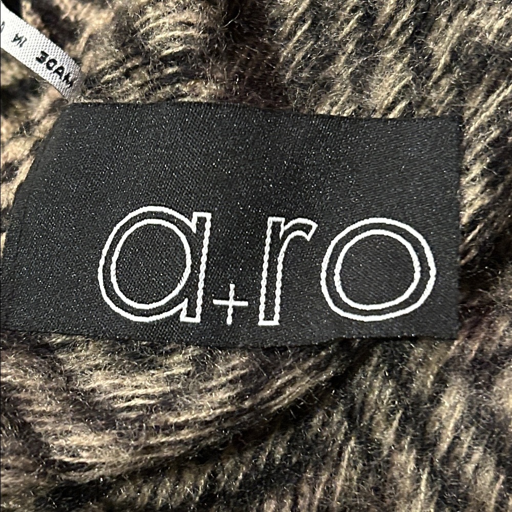 A+Ro Black and Tan Chevron Patterned Cardigan Size Small - Picture 2 of 16